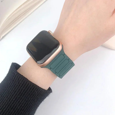 Magnetic Strap for Apple Watch Band 45mm 44 mm 40mm 46mm 41mm 42mm 38 Silicone Bracelet iWatch Series 8 7 6 Se 9 10 Ultra2 49mm